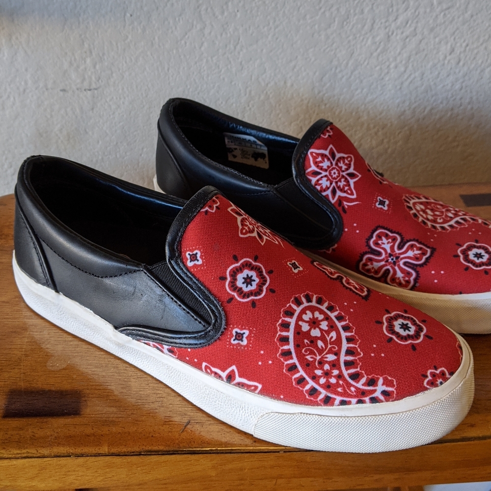 Inkkas slip on red bandana Paisley women's sz 8/9